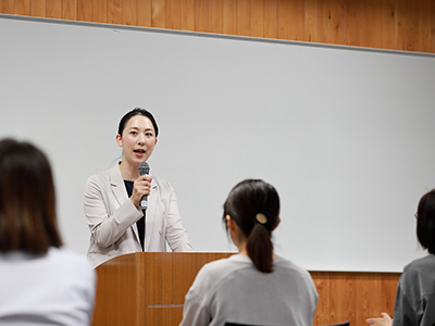 女性管理職向け
「ワークライフバランスセミナー」

保険会社支店長向け
「パートタイム従業員のマネジメント実践」

商工会議所主催
「ファシリテーションをマスターして信頼し合える職場作りを」他講演実績多数

ご依頼はお問い合わせより日程や費用などご相談ください。
