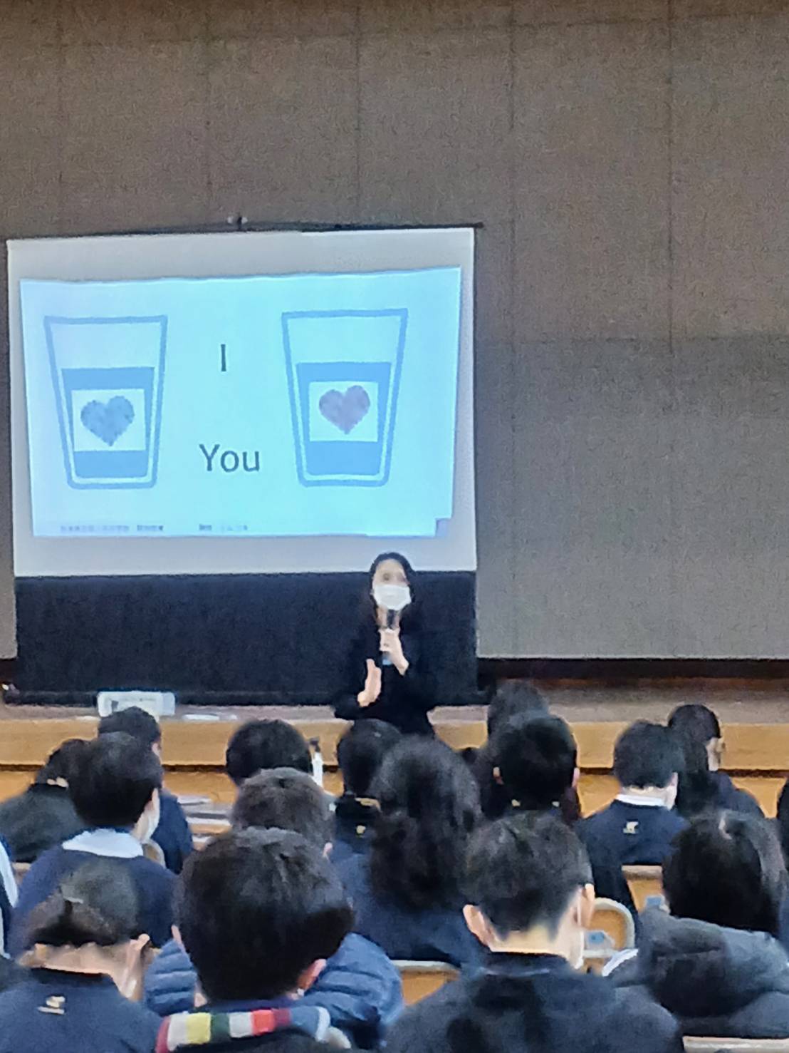 中学生向けの講演では一方的な講義ではなくアクティブラーニングを取り入れ、自ら考え気づき学ぶ時間にしております。
「あっという間の７０分だった！」
「さっそく試してみた」
「友達の意見が聞けて良かった！」と嬉しい声をいただいています。